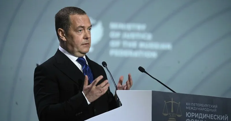 “Medvedev Zelenskini yenidən hədəfə alıb: iqtibas pərdəsi arxasında təhqir və hədələr“ Ukrayna KİV ləri