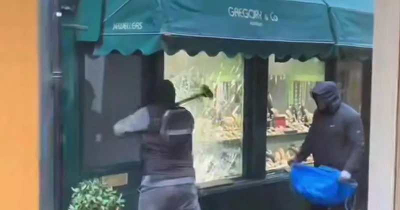 Londonda günün günorta çağı zərgərlik mağazası qarət edildi ANBAAN VİDEO