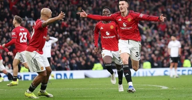 Gərgin keçən matçdan Mançester Yunayted qələbə ilə ayrıldı VİDEO