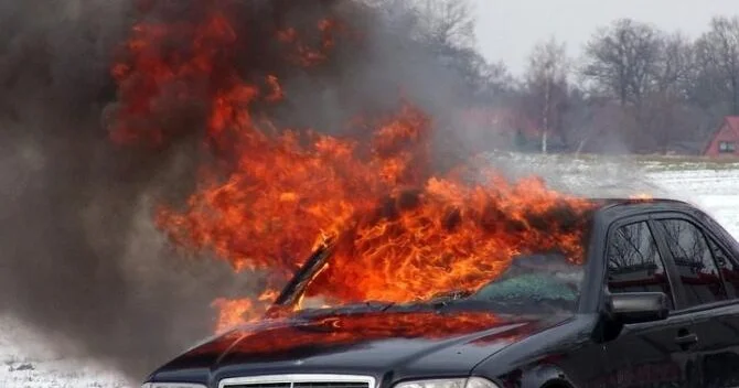 “Mercedes” küçənin ortasında alışdı