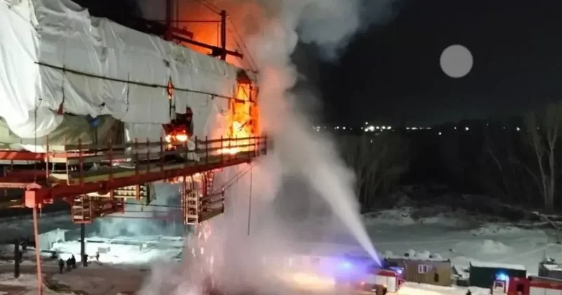 В Казахстане загорелся строящийся мост видео