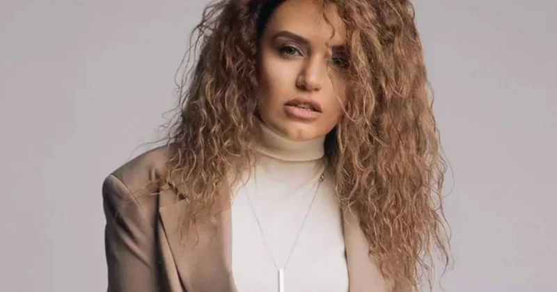 Çinarə Məlikzadə İrandakı son aksiyalar zamanı populyarlaşan Xudahafez mahnısını oxudu VİDEO