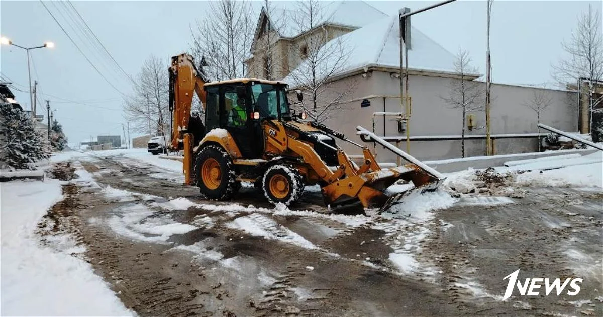 В столице проводится уборка снега ФОТО