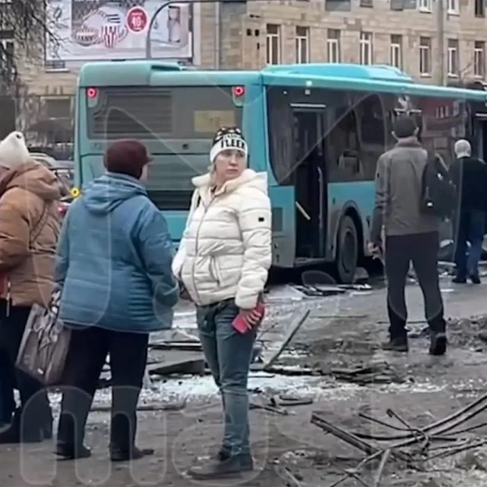 Rusiyada sərnişin avtobusu dayanacağa çırpıldı