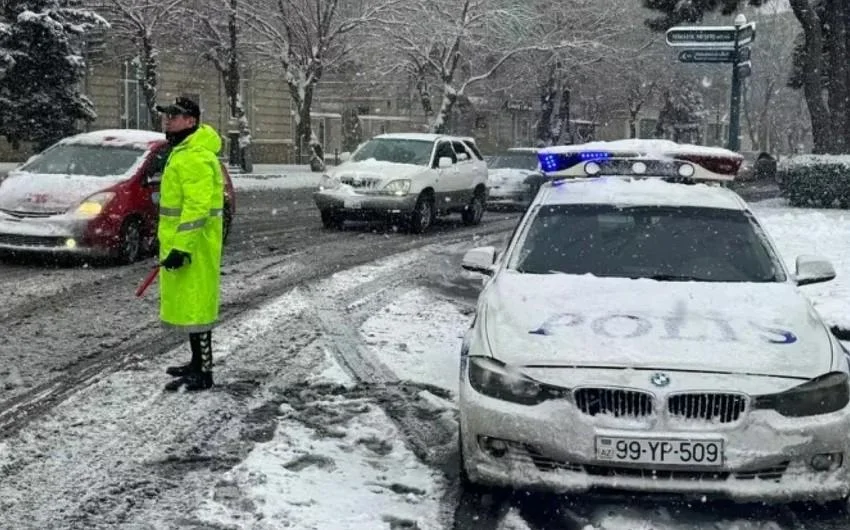 Buzlu yollarda qəza ehtimalı artıb Yol polisindən xəbərdarlıq