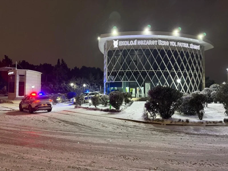 Polis qarlı havada vətəndaşlara belə kömək edir FOTOLAR