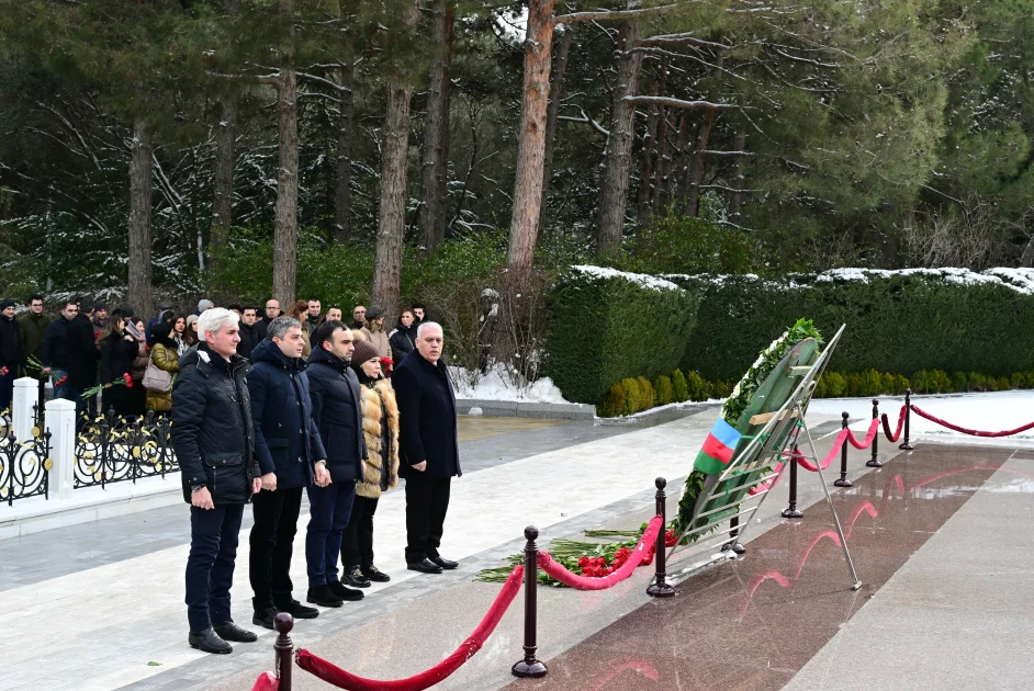 AZƏRTAC ın kollektivi Fəxri xiyabanda Ulu Öndər Heydər Əliyevin məzarını ziyarət edib FOTOLAR