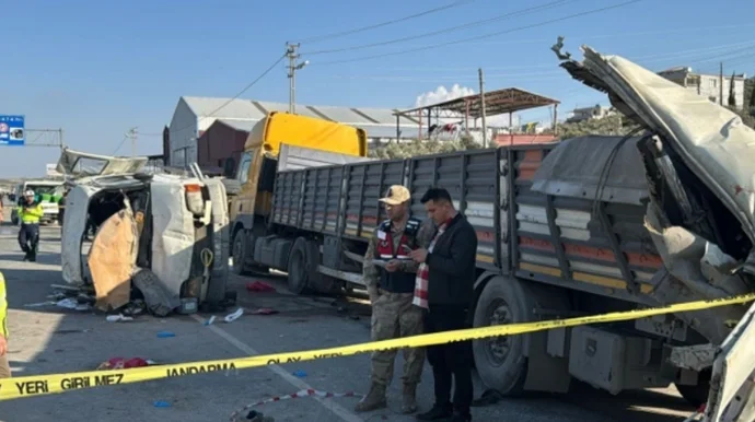 Mikroavtobus park edilmiş yük maşınına çırpıldı: 6 ölü, 8 yaralı FOTO