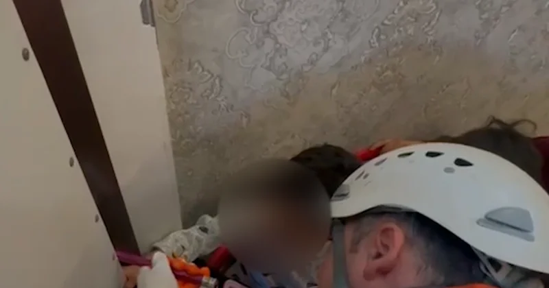 3 yaşlı uşağın barmaqları dəmir qapı arasında qaldı Video