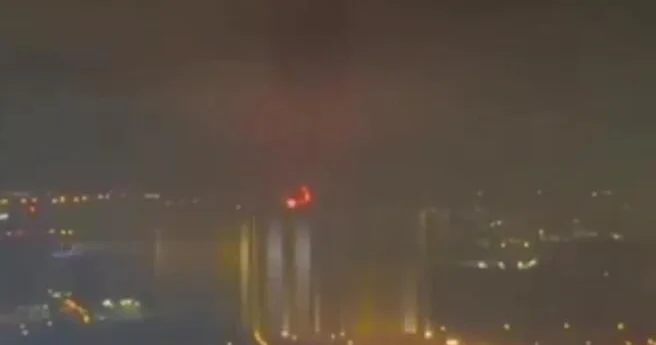 Пожар в порту в Дубае произошел после падения обломков ВИДЕО