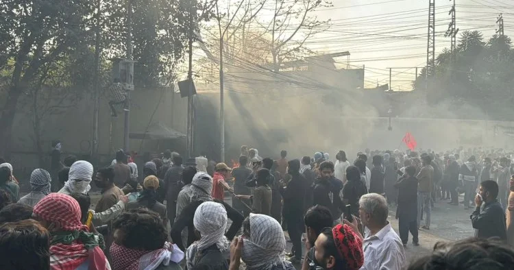 İslamabadda ara qarışdı: minlərlə insan küçələrə axışdı KONKRET