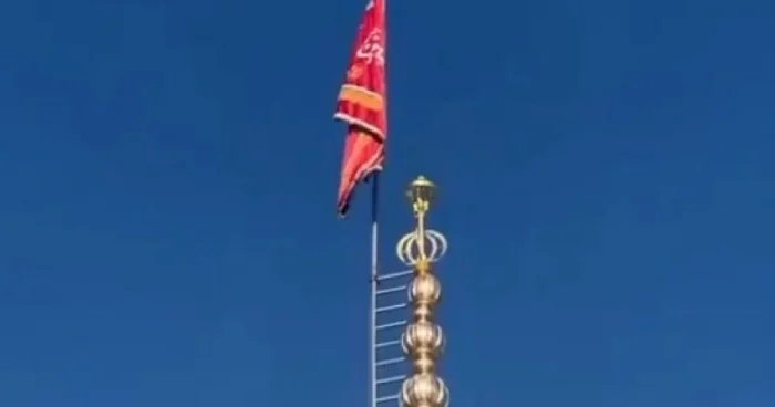 İranda Cəmkəran məscidində “intiqam bayrağı” qaldırılıb