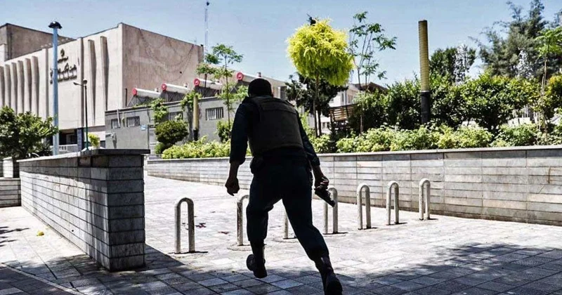 Tehranın mərkəzində 2040 ı göstərən “Ölüm saat”ı necə oldu?