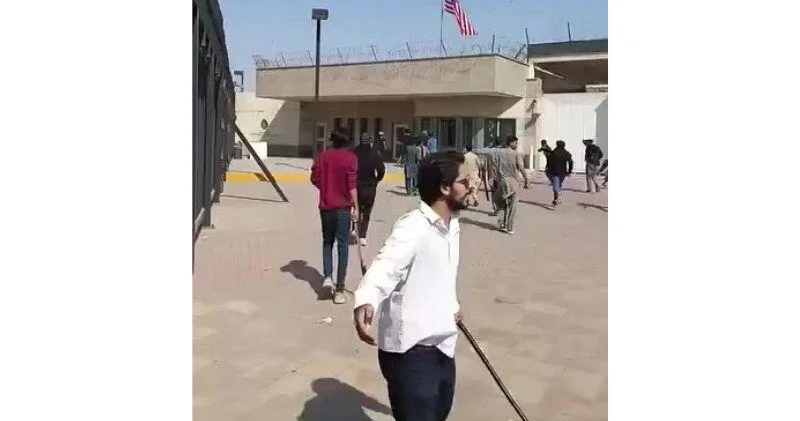 Протестующие напали на посольство США в Карачи ВИДЕО