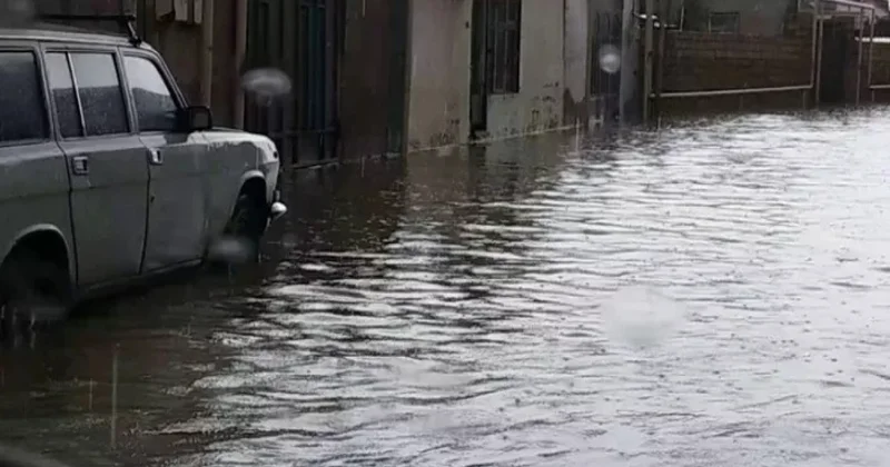 Ливни затопили бакинское село: жителям приходится лезть по трубе видео