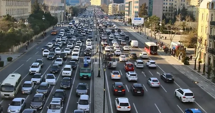 Paytaxtın bu küçələrində tıxac var SİYAHI FOTOLAR