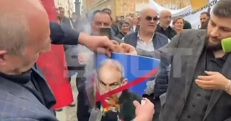 Российские армяне сожгли портрет Пашиняна в центре Москвы ВИДЕО