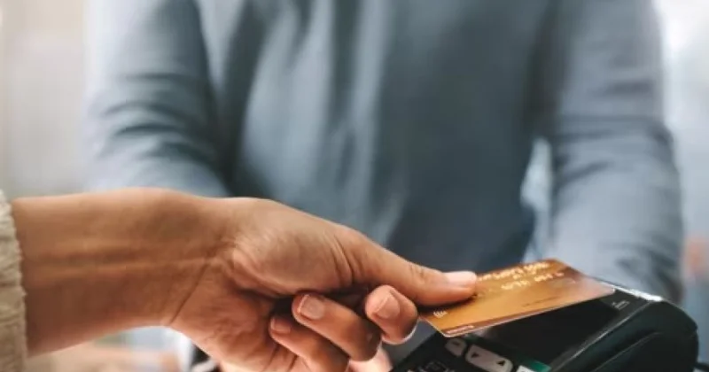 Makron “suveren ödəniş modeli” yaratmaq istəyir: “Visa” və “Mastercard”a alternativ axtarılır