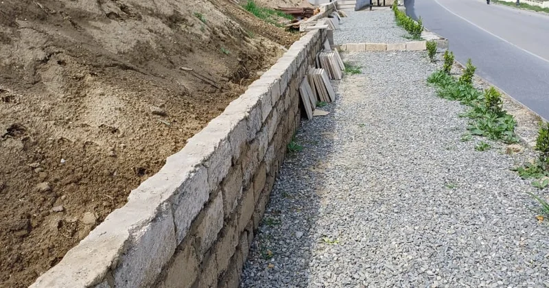 Yağışdan sonra sürüşmə təhlükəsi: yol kənarında qəbirlər qazılır