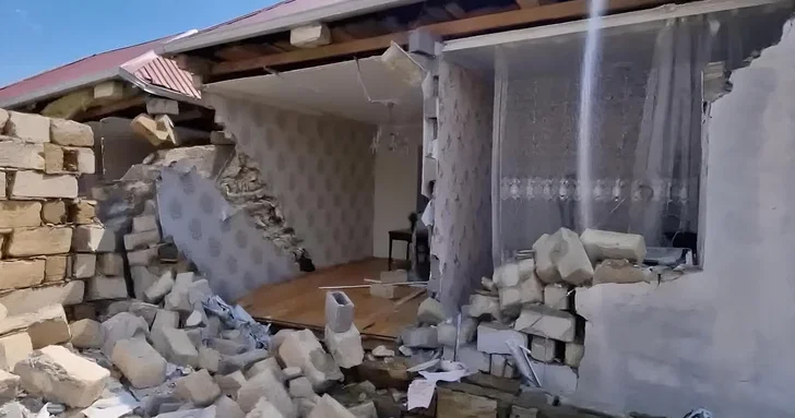 Два дома в абшеронском поселке полностью разрушены из за размывания грунта после ливней