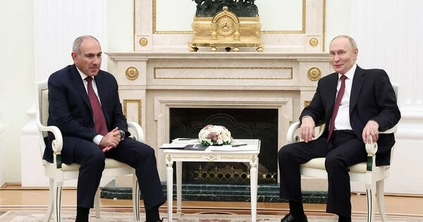 Kremldə Putinlə Paşinyanın görüşü başlayıb