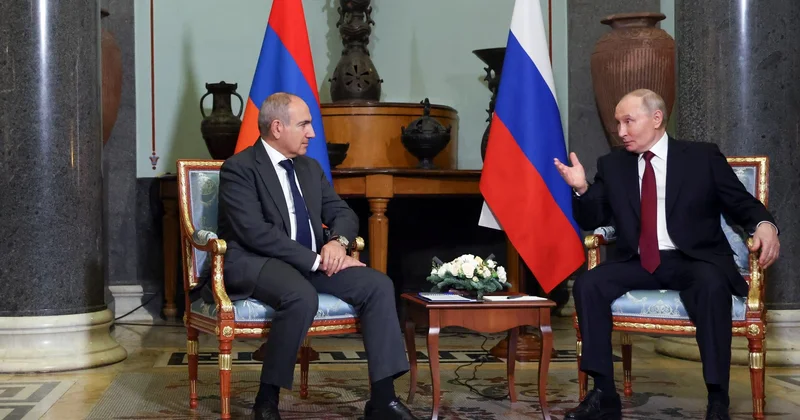 Путин начал переговоры с Пашиняном в Кремле