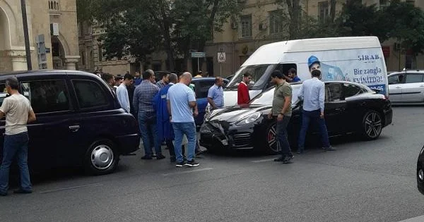 Porşe ilə avtoşluq edən qadın sürücü həbs edildi Sərxoş olub