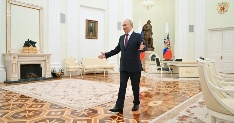 Квартира с роялем и иконой: как выглядит личное пространство Путина