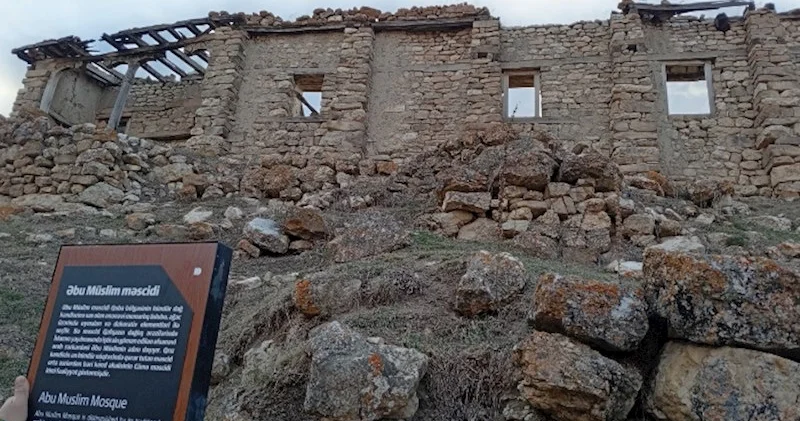 Dirəkləri kənd klubuna daşınan məscid Tarixçi alimdən HƏYƏCAN TƏBİLİ