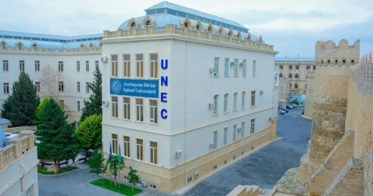 NAZİRLİKDƏN DEDİLƏR Kİ, SİZİ ORA QƏBUL EDƏNDƏN ŞİKAYƏT VERİN UNEC və onun rektoru diplomlarını ala bilməyən məzunların başının altına yastıq qoyur, yoxsa...