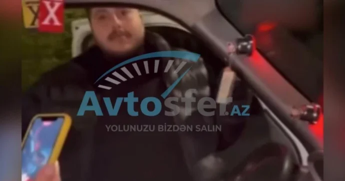 Hərəkətdə olan maşının qapısından sallaşıb rəqs edən sürücü yıxıldı VİDEO