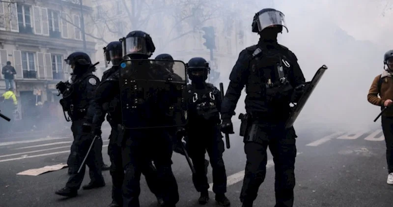 Fransada polis etirazçıları dağıtmaq üçün güc tətbiq edib