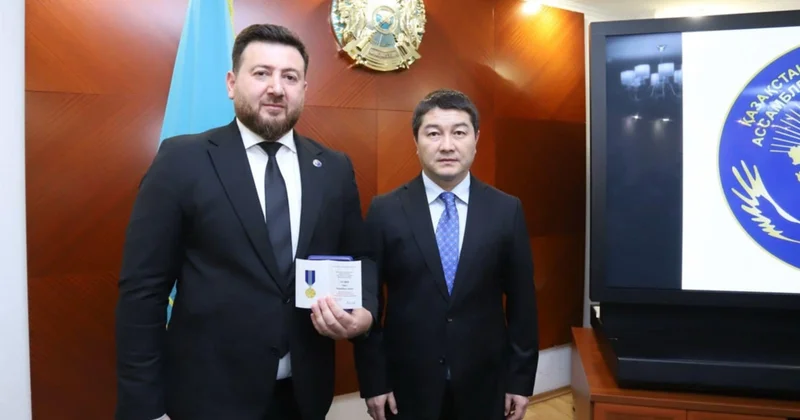 Tokayev Azərbaycanın tanınmış aktyorunun oğlunu təltif etdi
