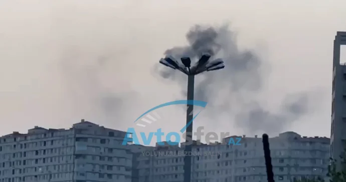 Bakıda işıq dirəyindən tüstü çıxır VİDEO