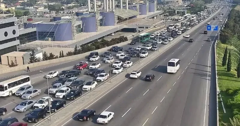На одиннадцати дорогах Баку затруднено движение транспорта: СПИСОК