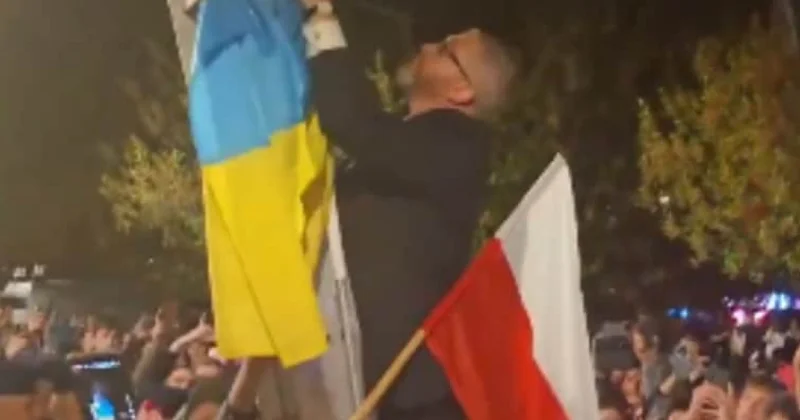 Скандал в Польше: украинский флаг сняли с мэрии видео