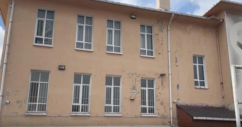 İstanbulda 4 məktəb boşaldılıb Zəlzələ qəzalı vəziyyət yaradıb