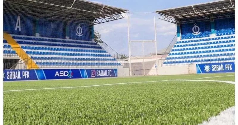 Yalnız Azərbaycanda: Oyun zamanı stadionun dam örtüyü yenilənir VİDEO
