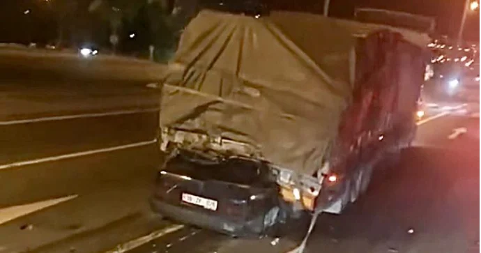 “Tofaş” yük maşınının altına girdi, 24 yaşlı sürücü faciəvi şəkildə öldü VİDEO