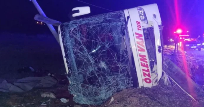 Sərnişin avtobusu qəzaya uğrayıb, onlarla insan xəsarət alıb