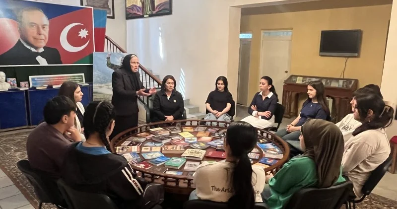 Kitab klubu devizi altında görüş FOTOLAR