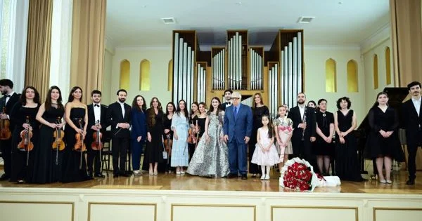 Leyla Əliyeva və Arzu Əliyeva tələbələrin konsertini izləyib