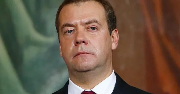 Trampın reytinqi “dərin dövlət”in müqaviməti səbəbindən düşür Medvedev