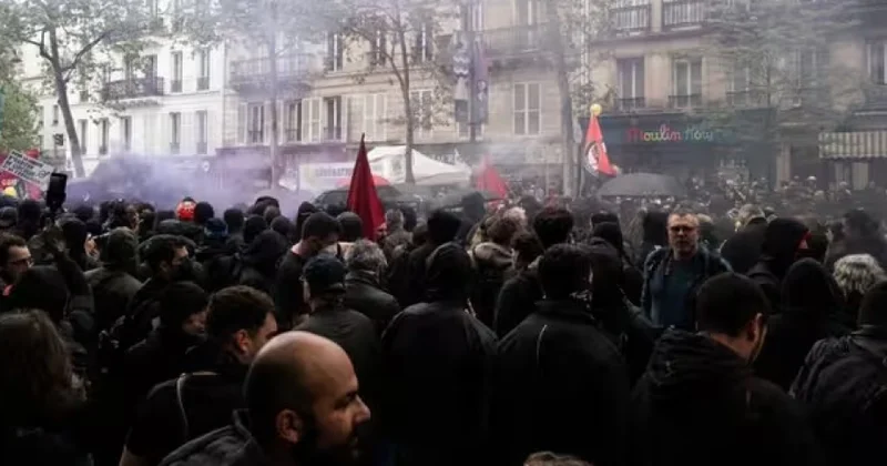 Parisdə 1 May nümayişində toqquşma baş verib, Sosialist Partiyasının stendi dağıdılıb