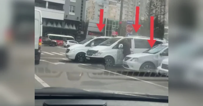 Dayanma durma qaydasını pozan sürücülər maşınların dönməsinə maneə yaradır VİDEO
