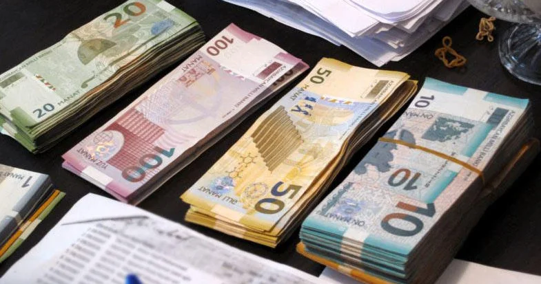 Dövlət qulluqçularının aylıq vəzifə maaşları artırıldı