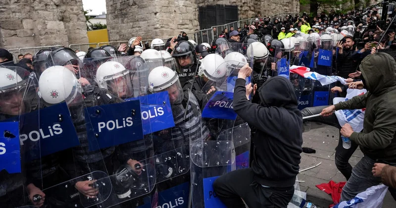 İstanbulda böyük dava! Onlarla polis deputatı mühasirəyə aldı FOTO