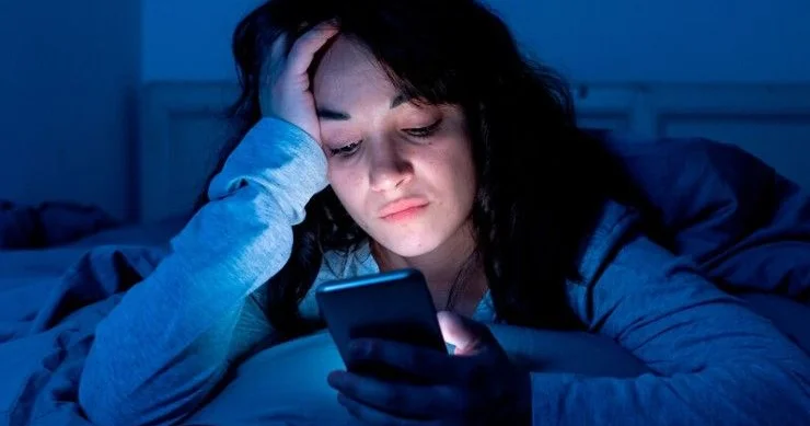 Mavi ekran effekti: Gecə telefona baxmaq yuxuya təsir edir?
