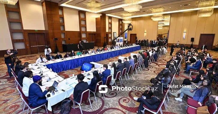 На форуме в Баку обсудили роль молодежи в построении постколониального будущего