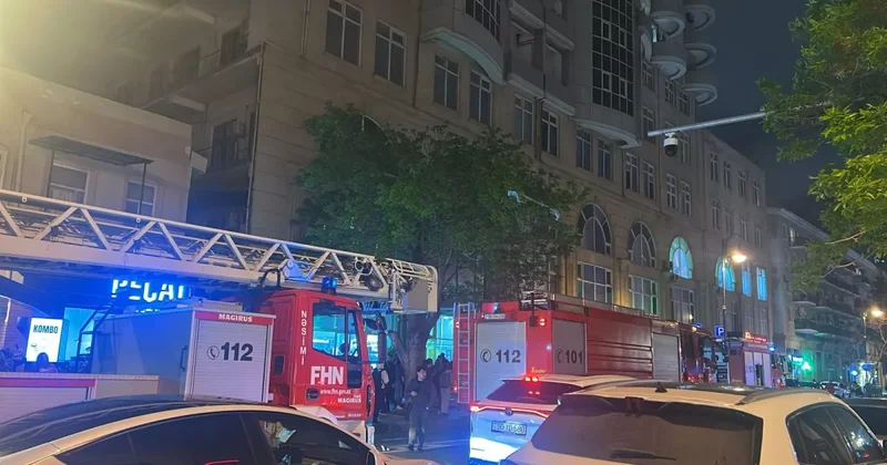 В Баку в бизнес центре возникло задымление